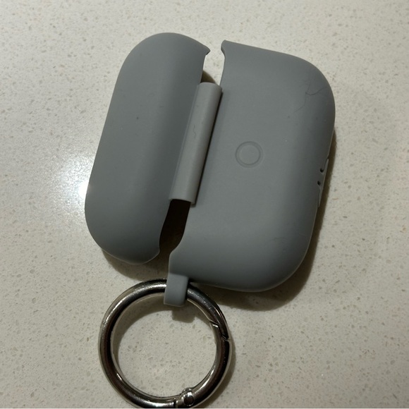 AirPod Pro Silicone Case with Keyring - Picture 5 of 8